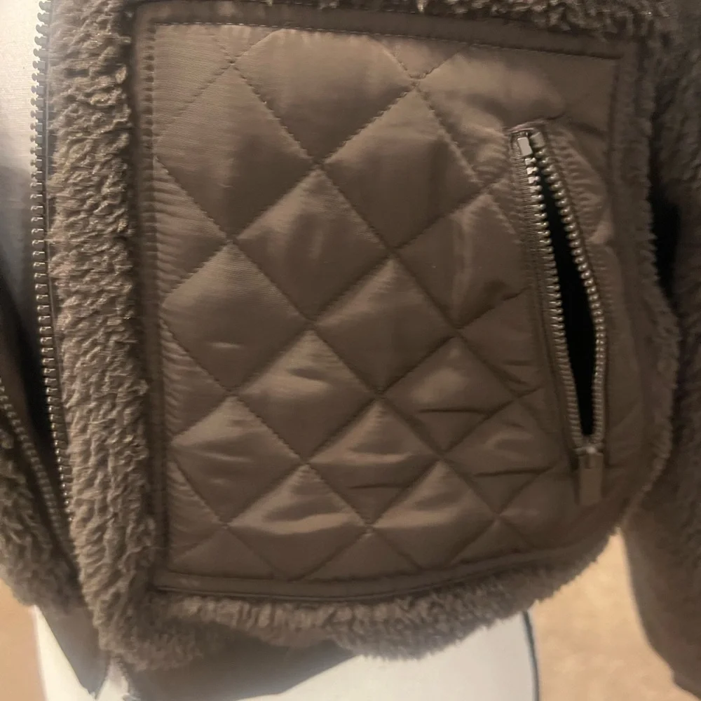 Sherpa Edge Bomber
Alo   Xsmall. NWOT. - Picture 9 of 14